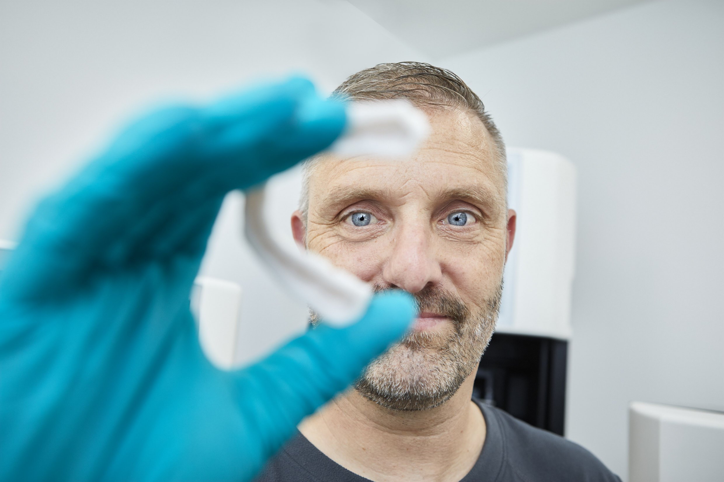 ZTM Mario Klingberg prüft ein gedrucktes Modell im Labor